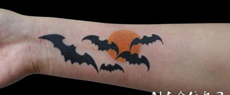 夕阳下的蝙蝠纹身
