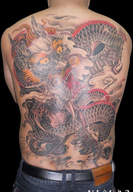 满背巨龙纹身
