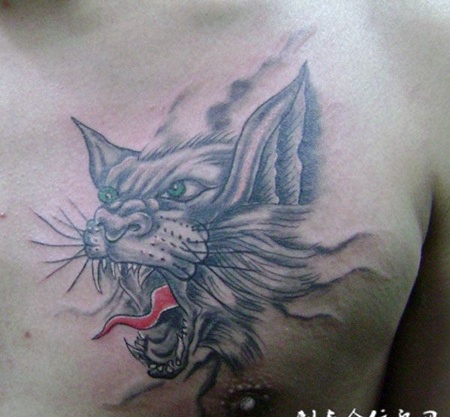 胸前的豹子纹身