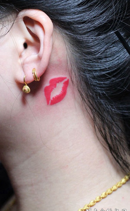 耳后的唇印纹身