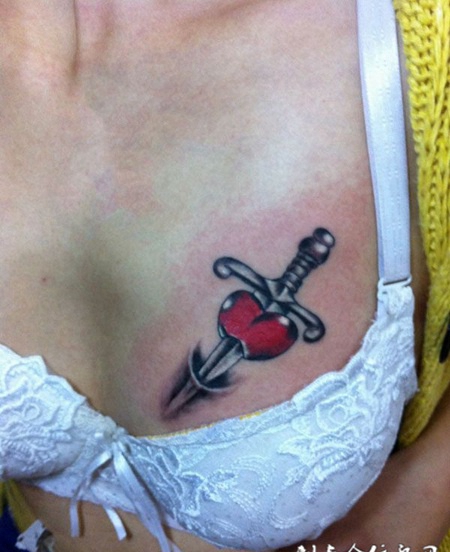 胸前的刺心纹身