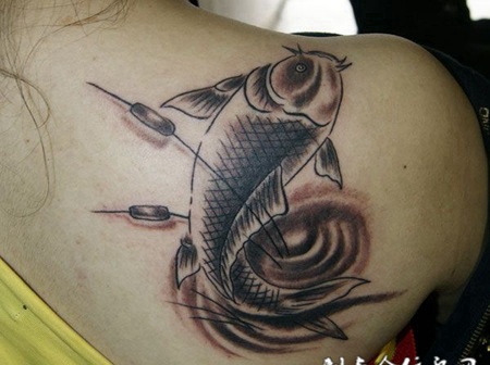 背部锦鲤纹身