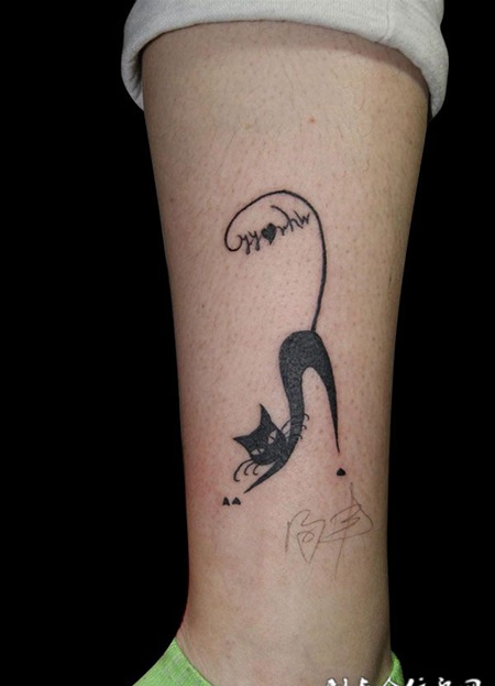 小腿上的线条小黑猫纹身