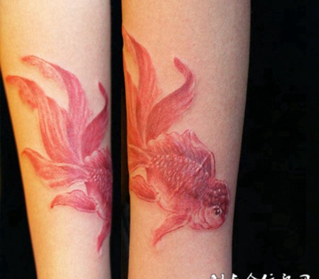 粉色金鱼纹身