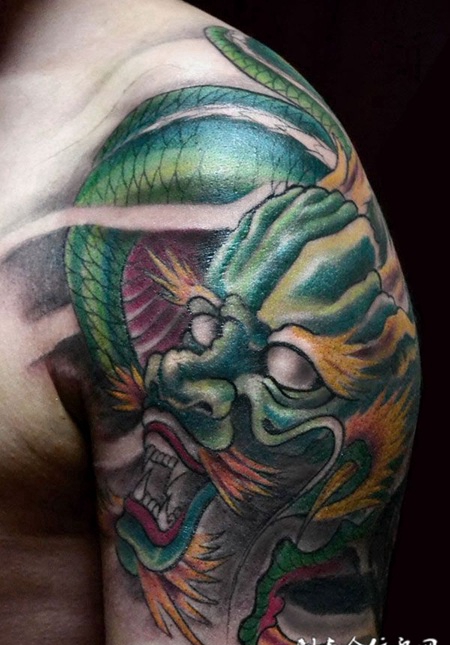 胳膊上的绿色巨龙纹身