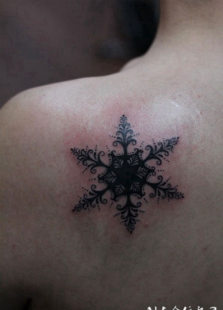 背后的六芒星纹身