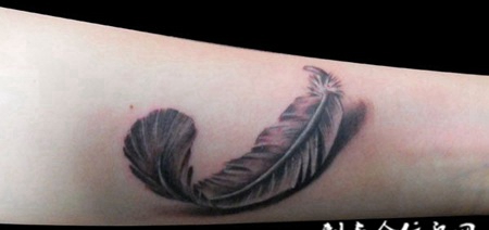 胳膊上的羽毛纹身