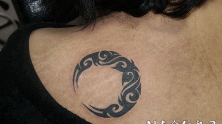 背部图腾月亮纹身