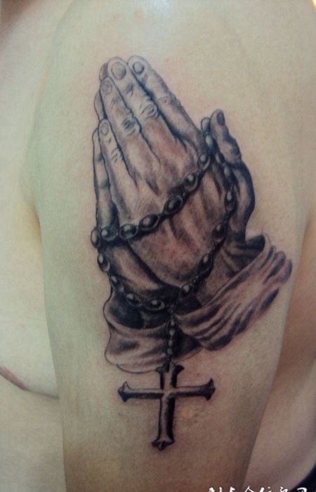 胳膊上祷告的手纹身