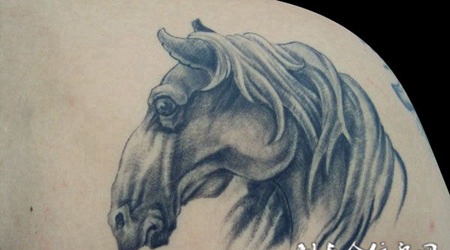 后背上的马纹身