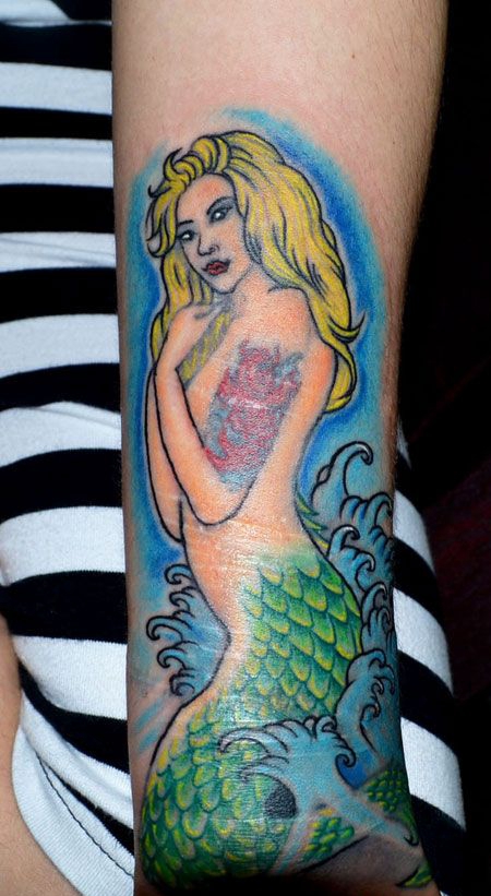 手臂金发美人鱼纹身图案