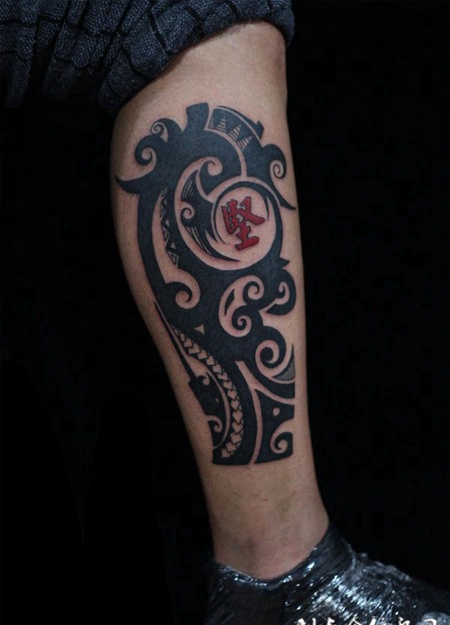 小腿圣图腾纹身