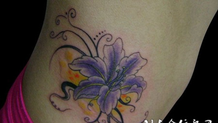 腰侧的兰花纹身