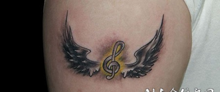 音符翅膀纹身