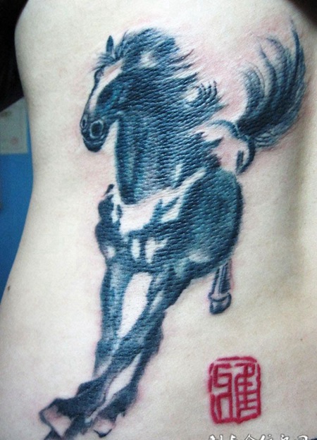 腰侧的写意马纹身