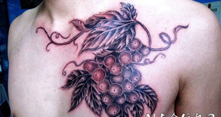 胸前的葡萄纹身