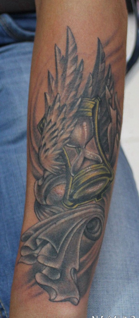 长翅膀的漏斗纹身