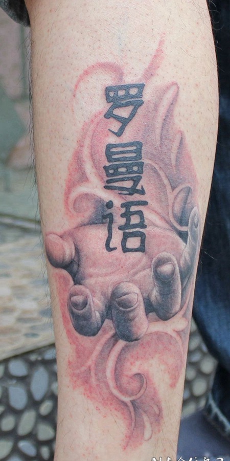 小腿上的手语纹身