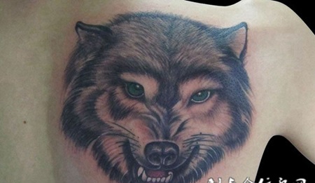 背部狼头纹身