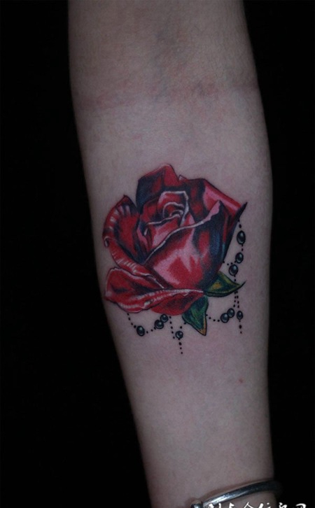 小臂上的玫瑰花纹身