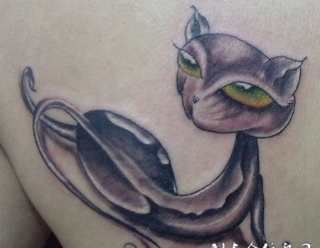 背部卡通猫纹身