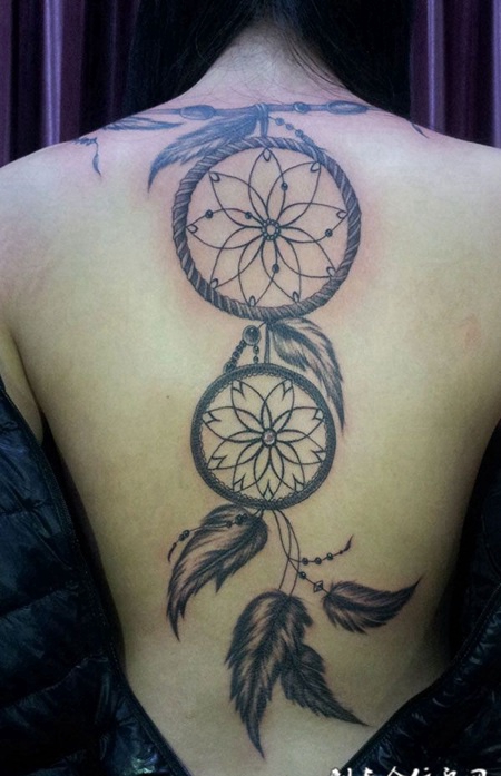 满背捕梦网纹身