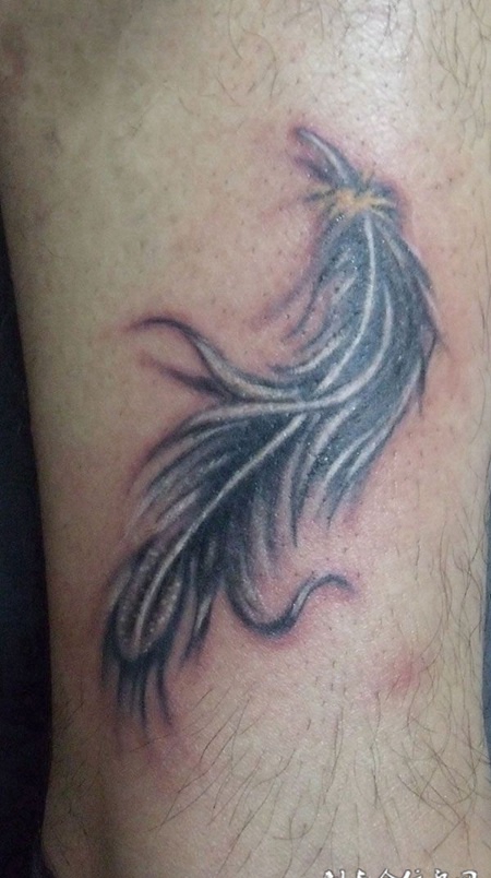 脚踝黑灰羽毛纹身