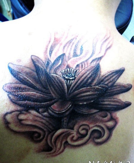 颈后莲花纹身
