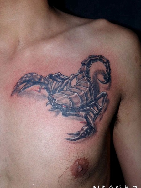 胸前蝎子纹身