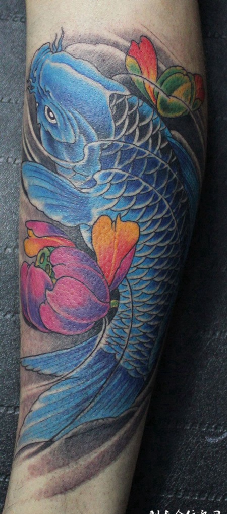 小腿上的蓝色锦鲤纹身
