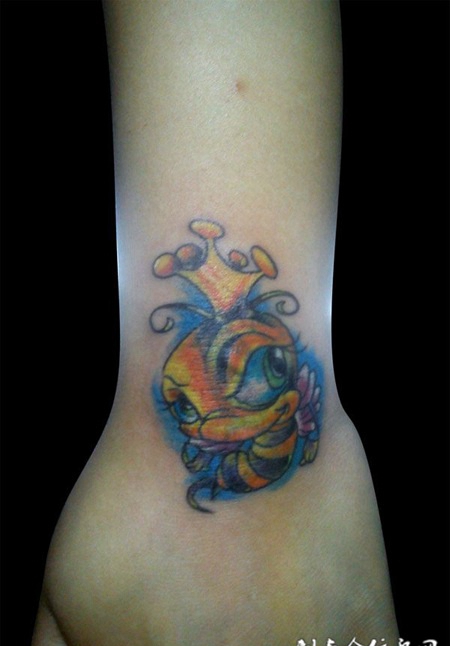 手腕上的小金鱼纹身