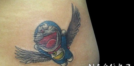 腰侧的叮当猫纹身