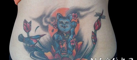 后腰上的招财猫纹身