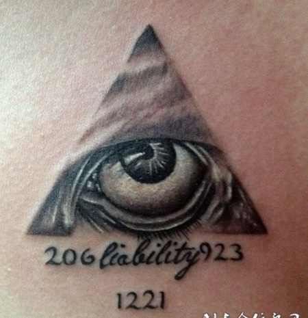 金字塔中的眼睛纹身