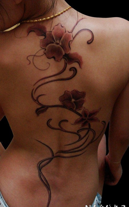 满背花藤纹身