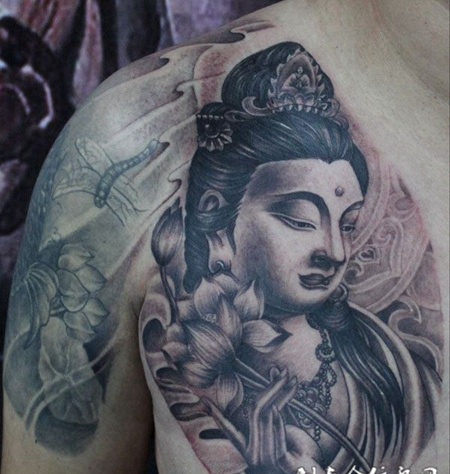 手持莲花的观音纹身