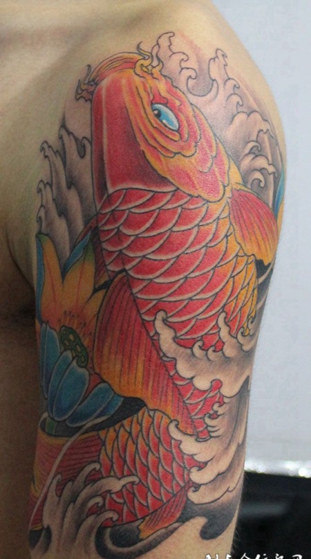 胳膊上的新传统鲤鱼纹身