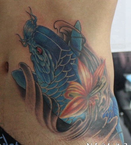 腰侧的鲤鱼荷花纹身