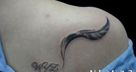 后肩上的羽毛纹身