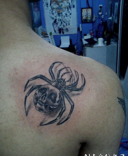 后肩的蜘蛛纹身