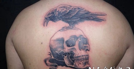 骷髅上的乌鸦纹身