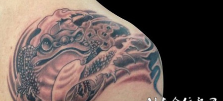 肩后的蟾蜍纹身