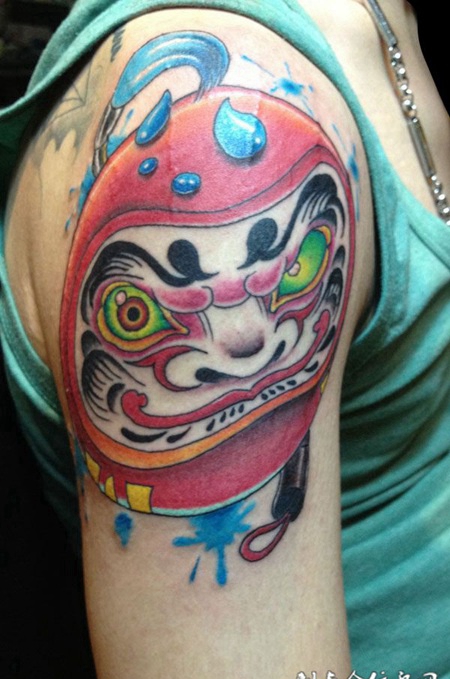 胳膊上的不倒翁纹身