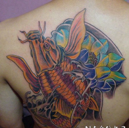 鲤鱼莲花纹身图