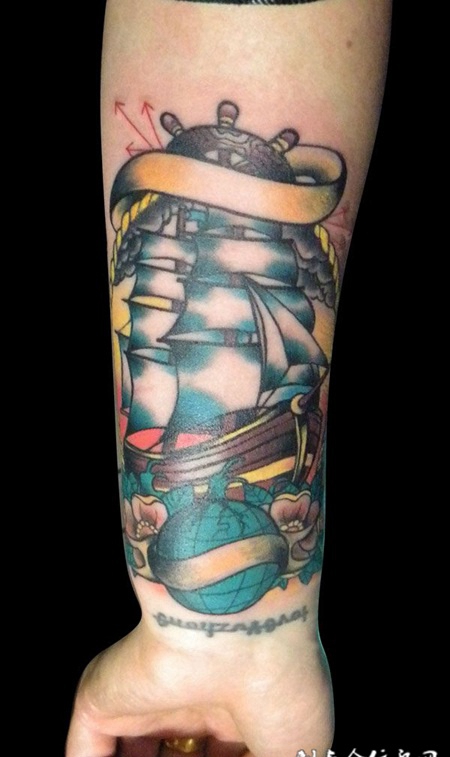 胳膊上的小帆船纹身