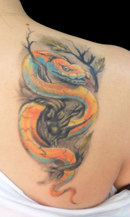 树枝上的金色小蛇纹身