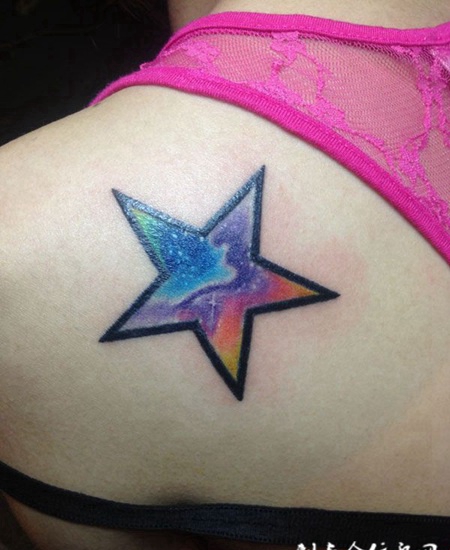 彩色的五角星纹身