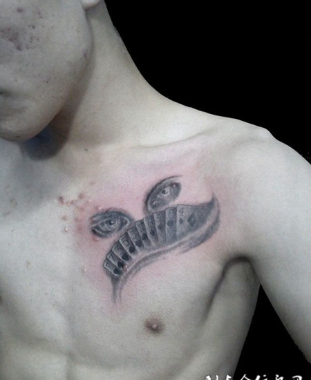 扑克牌后的眼睛纹身