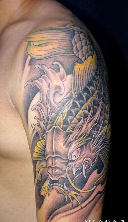 胳膊上的金色鲤鱼纹身