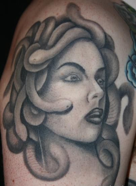 大臂上的美杜莎纹身图案